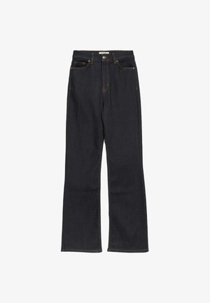 Donkere spijkerbroek met een recht model, contrasterende oranje stiksels, vijf zakken en een ritsgulp. Soepele textuur.