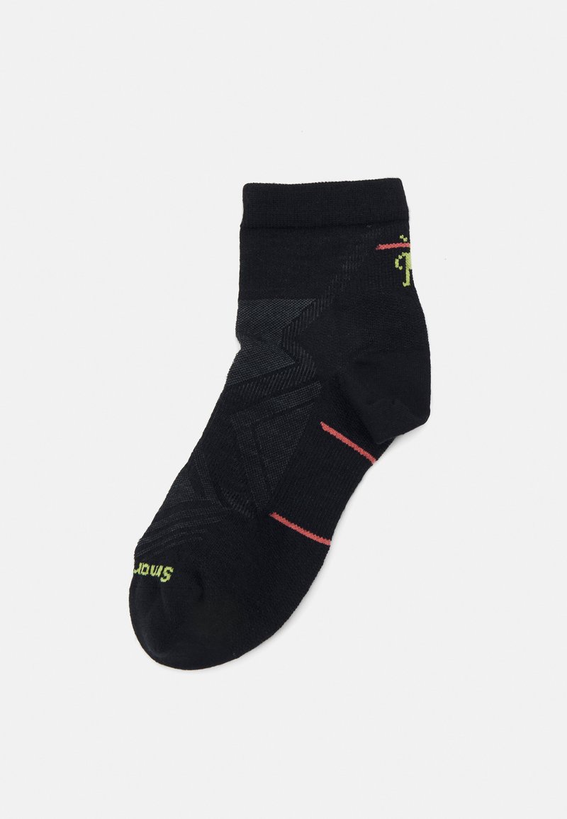 Calcetín deportivo negro con un diseño texturizado, acentos en rojo y verde, puño acanalado y puntera reforzada.