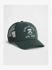 Gorra verde con visera curva, parte trasera de malla y logo bordado de "Hawkins High" con el año "1987" en blanco. Incluye texto del departamento atlético.