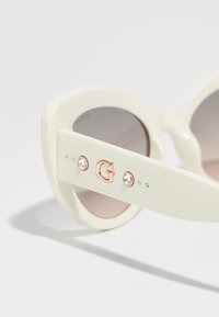 Guess Aurinkolasit - white/smoke