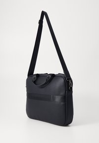 Sacoche d'ordinateur portable noire en matériau synthétique, avec poignées supérieures doubles, bandoulière réglable, texture lisse et accent de sangle horizontale.