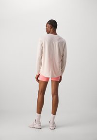 Nike Performance ONE RELAXED - Långärmad tröja - light orewood burnt