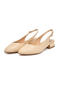 Beige nahka slingback -kengät, joissa on terävä kärki, avoin sivuominaisuus ja pieni, kultakoristeinen lohkohheel. Tasainen rakenne koko kengässä.