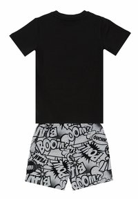 Sort kortærmet t-shirt parret med grå shorts, der har et komikstil grafisk tryk med "Boom!" og andre handlingsfraser i sort.