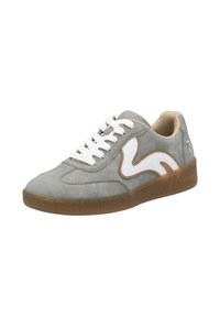 Sneaker grigio in suede con accenti bianchi e beige, dotato di una suola in gomma testurizzata e lacci bianchi, progettato per l'uso quotidiano.