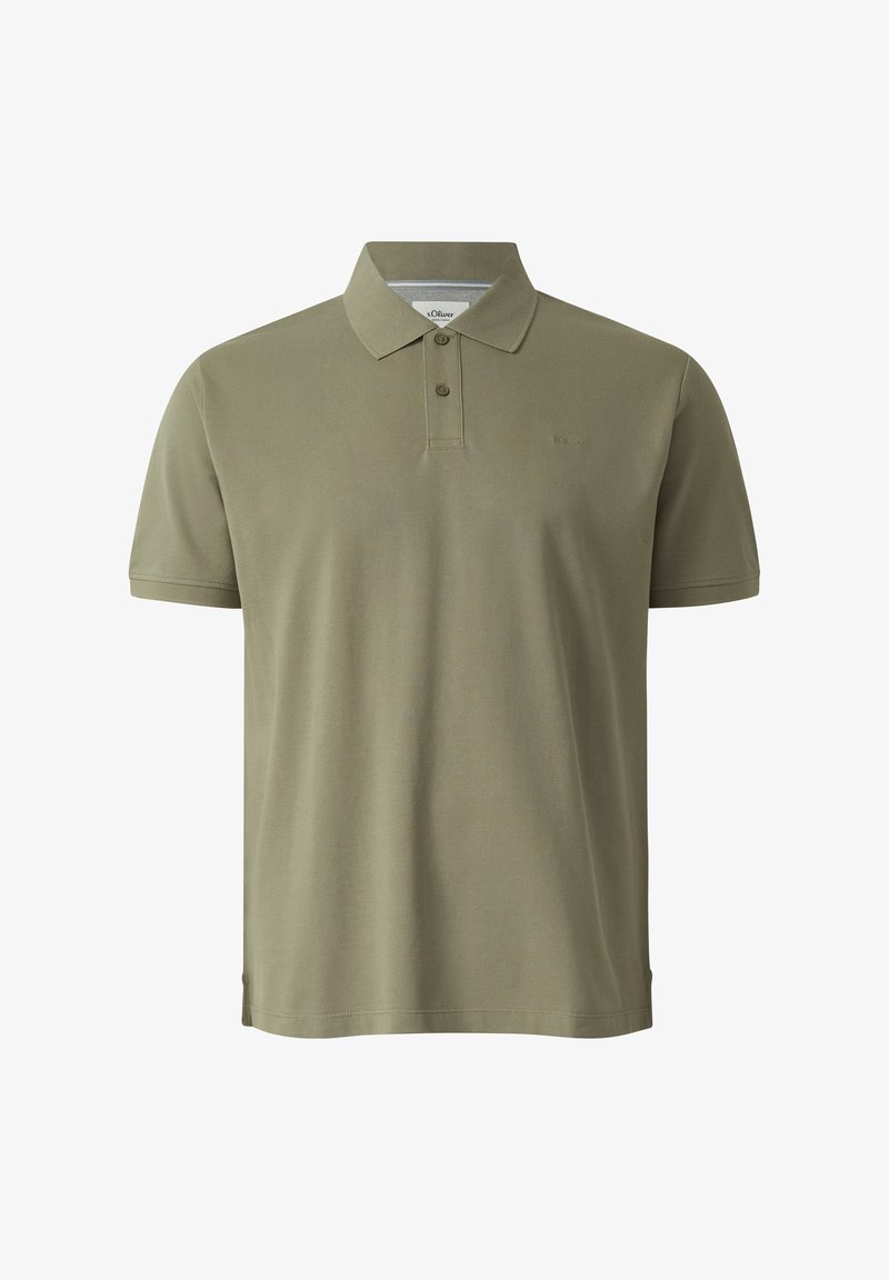 Polo à manches courtes vert olive avec deux boutons et un col, présentant une broderie discrète de la marque sur le côté gauche de la poitrine.