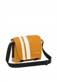 Borsa a tracolla arancione con strisce bianche, realizzata in materiale resistente. Presenta una chiusura a pattina e una tracolla nera regolabile. Logo del marchio visibile.