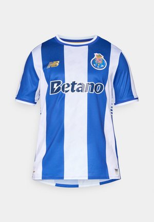 Blå og hvit stripete fotballdrakt med rund hals, logo øverst til venstre og sponsortext over brystet. Laget av pustende stoff.