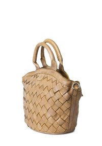 Woven leather handbag w kolorze jasnobrązowym, z dwoma zaokrąglonymi uchwytami i metalowym pierścieniem z boku. Gładka tekstura z wyraźnym plecionym wzorem.