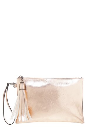 Pochette bracelet en or rose métallisé avec fermeture éclair et détail pompon assorti sur la lanière latérale.