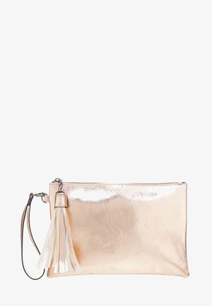 Pochette bracelet en or rose métallisé avec fermeture éclair et détail pompon assorti sur la lanière latérale.