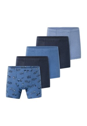 Fünf Paare Boxer-Shorts in verschiedenen Blautönen, mit einem Auto-Muster auf dem vorderen Paar, einfarbigen Designs und feinen Streifen auf anderen.