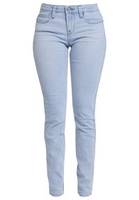 Jeans ajustados de color azul claro con una textura suave, cinco bolsillos, cierre frontal con botones y trabillas para cinturón. Diseño clásico de mezclilla con un ligero desgastado.