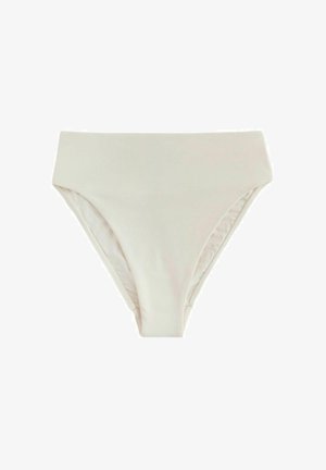 Beżowe damskie figi bikini z wysokim stanem o gładkim, bezszwowym kroju na białym tle.