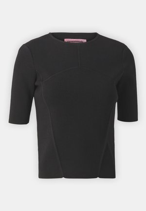 Mustat lyhythihaiset paita, joka on valmistettu teksturoidusta kankaasta. Tässä paidassa on pyöreä pääntie ja etuosassa kaarevat saumaratkaisut.