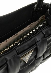 Borsa a tracolla nera trapuntata in pelle testurizzata con emblema logo in tono oro e scomparto con zip caratterizzato da una fodera a fantasia.