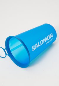 Plavi silikonski čaša s suženim dizajnom, s bijelim logom "SALOMON SPEEDCUP" i petljom za lakše držanje.