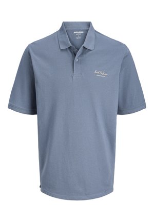 Polo bleu à manches courtes avec col et deux boutons, arborant le logo "Jack & Jones" brodé sur le côté gauche de la poitrine.