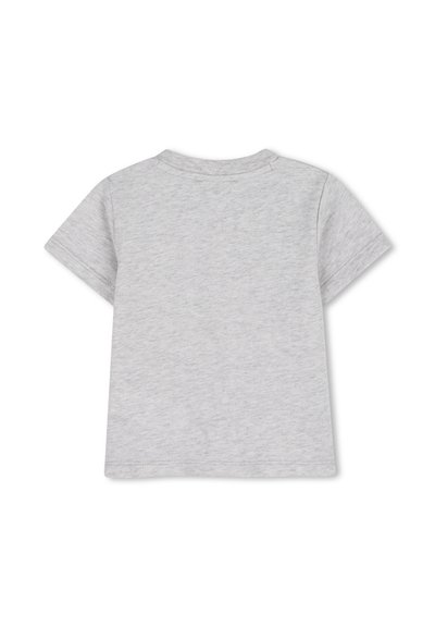 T-shirt gris à manches courtes en coton doux. Conception simple à col rond avec une texture lisse et sans motifs ni graphismes visibles.