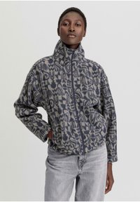 Fleece zip-up jack in grijs en marineblauw met een abstract patroon; hoge kraag, lange mouwen en een relaxte pasvorm.