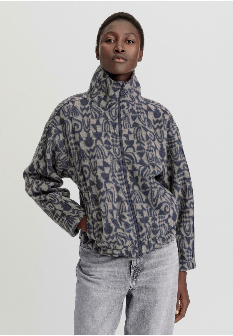 Fleece zip-up jack in grijs en marineblauw met een abstract patroon; hoge kraag, lange mouwen en een relaxte pasvorm.