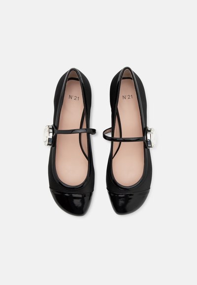 Μαύρες μπαλαρίνες με γυαλιστερό πατεντέ στις μύτες, ματ επάνω μέρος και λεπτή ζώνη. Διαθέτει διακοσμητική καθαρή πέτρα στο πλάι.