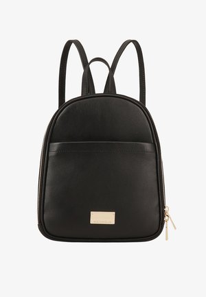 Sac à dos en cuir noir à la forme arrondie, poche zippée à l'avant, plaque de marque et deux bretelles réglables. Texture lisse.