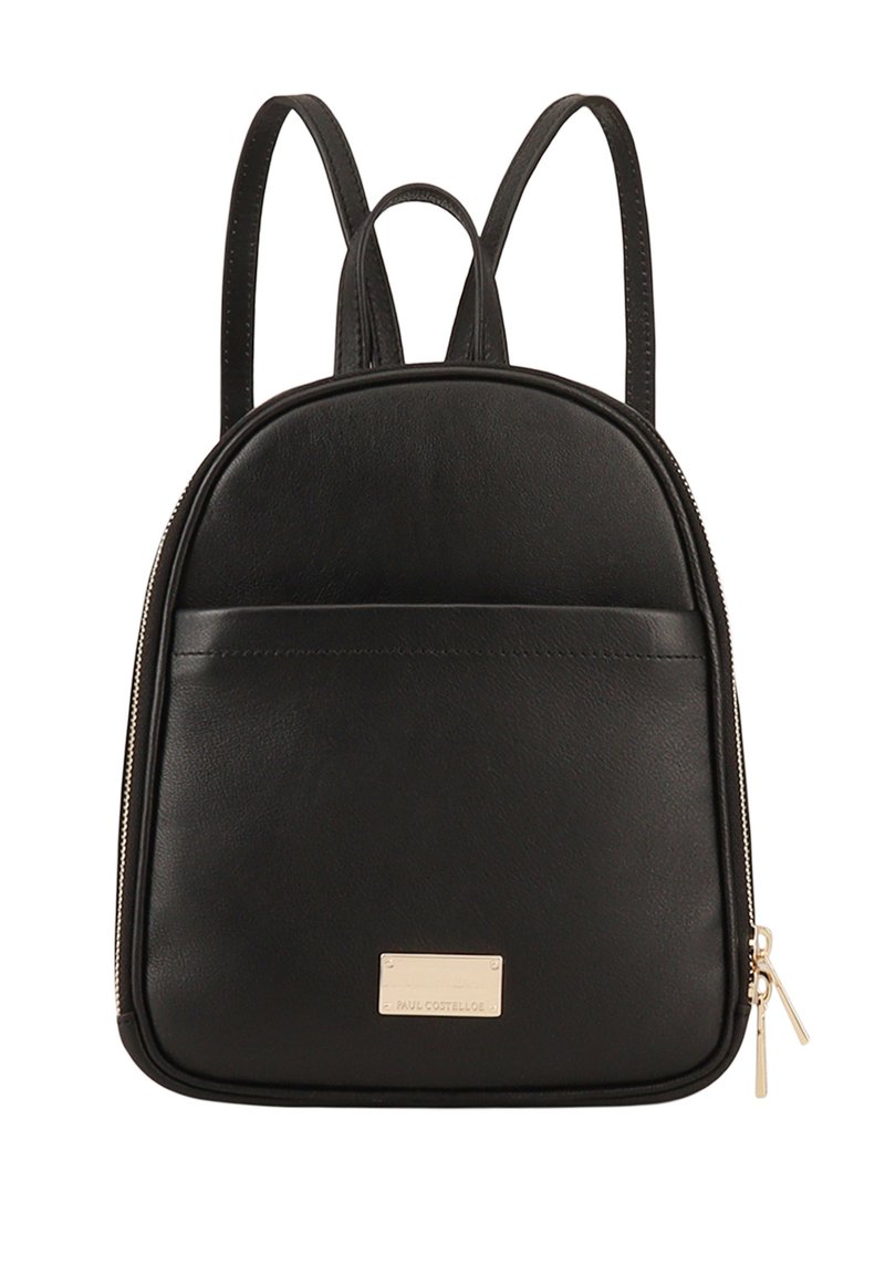 Sac à dos en cuir noir à la forme arrondie, poche zippée à l'avant, plaque de marque et deux bretelles réglables. Texture lisse.