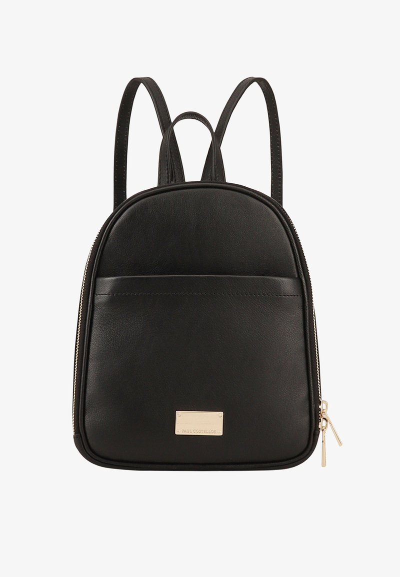 Sac à dos en cuir noir à la forme arrondie, poche zippée à l'avant, plaque de marque et deux bretelles réglables. Texture lisse.