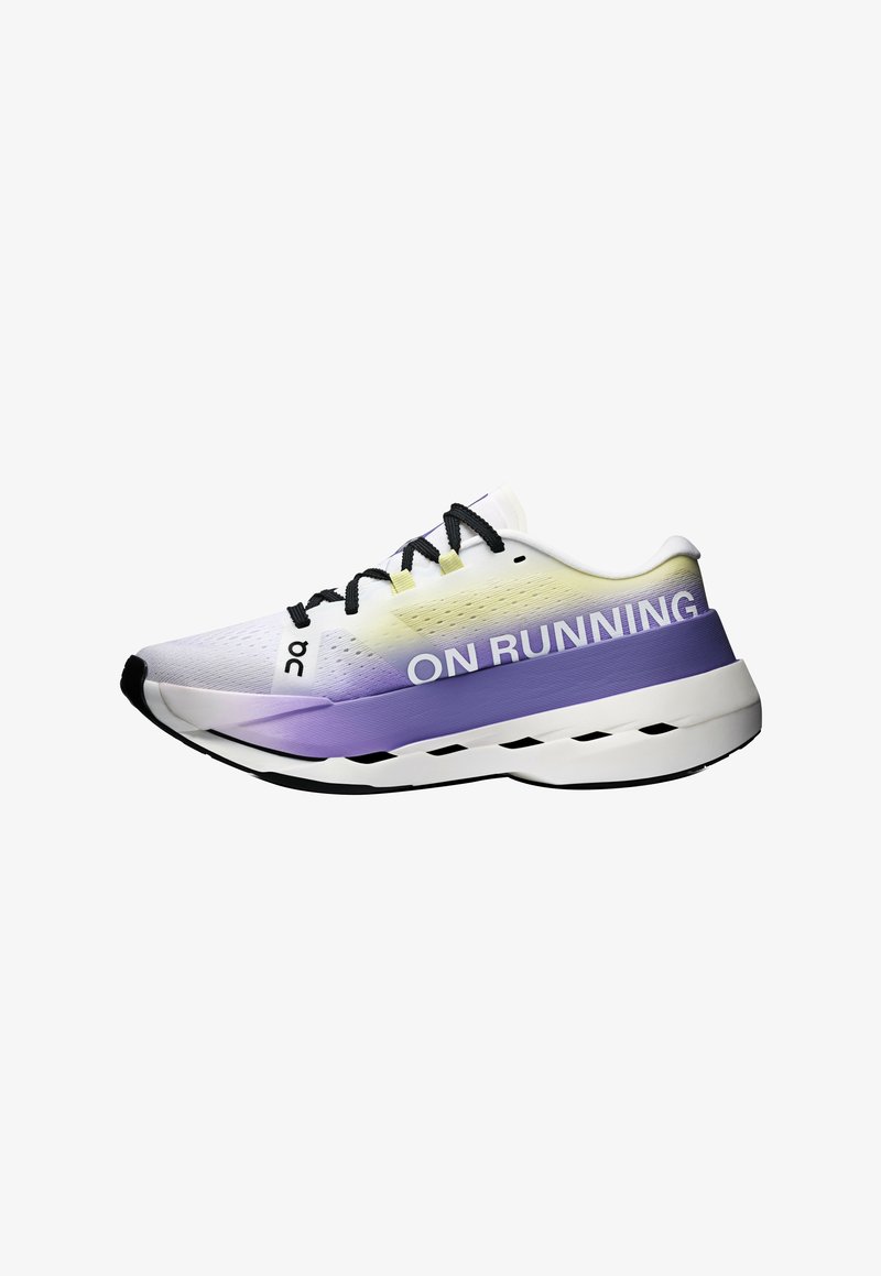 Chaussure de course avec une tige blanche dégradée de violet, des lacets noirs et le texte "ON RUNNING". Semelle épaisse et rembourrée avec une semelle extérieure noire.