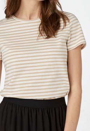 Lichtbeige en wit gestreept t-shirt met een ronde hals en korte mouwen, gecombineerd met een zwarte rok met een elastische tailleband.