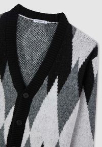Cardigan nero e grigio con motivo a rombi, scollo a V, bordatura a coste e chiusura con bottoni. Tessuto a maglia con forme a diamante e colori a contrasto.