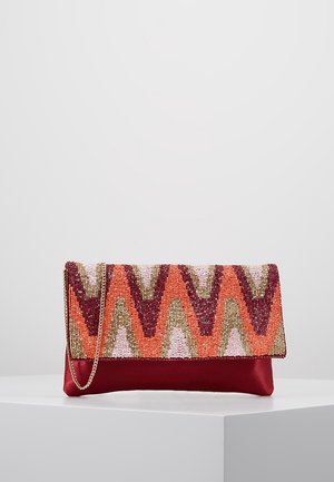 Torebka kopertówka z koralikami, zdobiona kolorowymi, zygzakowatymi wzorami w odcieniach różu, pomarańczu, zieleni i bordo, na czerwonej satynowej podstawie z łańcuszkowym paskiem.