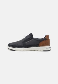 Marine slip-on sko med mesh og semsket skinn teksturer, med brune aksenter, hvit mellomsåle og kontrasterende sømdetaljer.