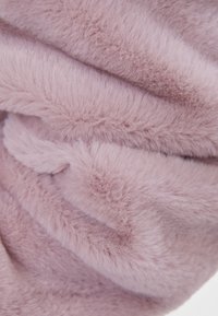 Zacht, gevouwen stof met een dichte, pluizige textuur in een lichte Mauve kleur, die lagen en fijne vezels van dichtbij toont.