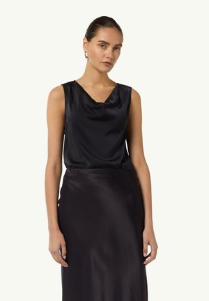 Schwarzes Satin-Top ohne Ärmel mit einem drapierten Halsauschnitt, kombiniert mit einem passenden schwarzen Satin-Rock. Sanfte Textur und elegantes Design.