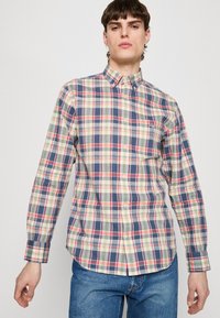 Karierte Hemden in Blau, Rot, Grün und Creme, mit einem Button-Down-Kragen und langen Ärmeln. Strukturierter Baumwollstoff.