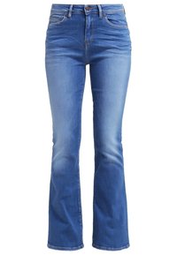 Jeans acampanados de denim azul con una textura suave, un acabado ligeramente desvanecido, cinco bolsillos y un cierre de botón en la cintura.