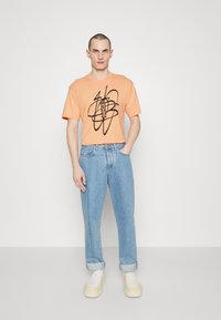 HUGO Marškinėliai su spaudiniu - light/pastel red