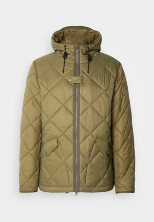 Quilted olivgrüne Jacke mit Kapuze, ausgestattet mit einem zentralen Reißverschluss, Druckknopfverschlüssen und zwei aufgenähten Taschen auf der Vorderseite. Weiche Materialstruktur.