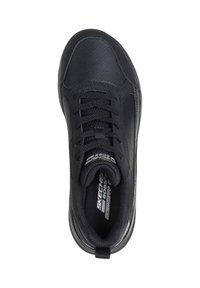 Scarpa sportiva nera con esterno in pelle liscia, dettagli perforati, punta tonda e design con lacci. Presenta una soletta imbottita e un logo.