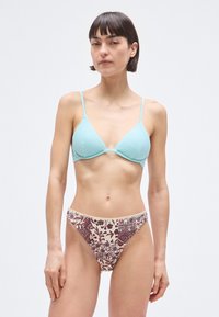 Ανοιχτό μπλε ριμπάτο τοπ μπικίνι με λεπτές τιράντες· σχέδιο στο κάτω μέρος με floral μοτίβα σε μπορντό και μπεζ. Ομαλή υφή συνολικά.