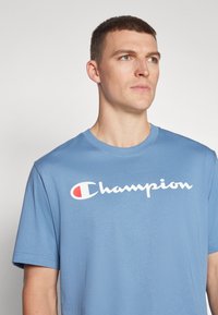 Champion ICONS CREWNECK WITH LARGE LOGO - T-Shirt print - blue