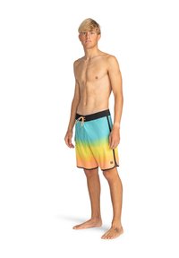 Costumi da bagno da uomo con un design a gradiente che passa dal turchese all'arancione. Dispone di una vita nera con cordoncino e tasche laterali.