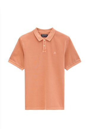 Polo in terracotta a maniche corte con due bottoni, collo e piccolo logo M O P ricamato sul petto sinistro.