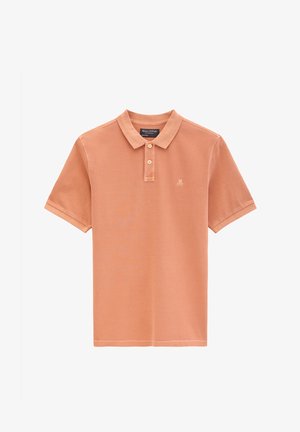 Polo in terracotta a maniche corte con due bottoni, collo e piccolo logo M O P ricamato sul petto sinistro.
