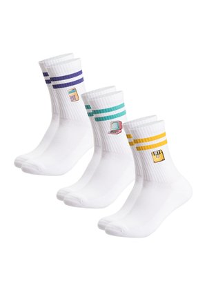 Drei Paar weiße Crew-Socken mit farbigen Streifen – lila, grün und gelb – und Retro-Technik-Icons: Taschenrechner, Computer und Diskette.