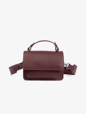 Borsa in pelle bordeaux con manico superiore e tracolla regolabile. Presenta una chiusura a pattina e una tasca frontale, texture liscia e linee pulite.