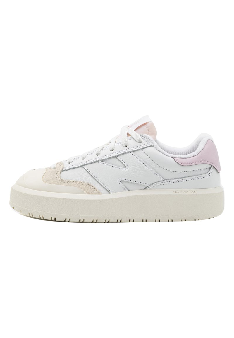 Baskets blanches avec des accents en suède, bout rond et semelle plateforme. Présente un onglet de talon rose et des lacets. Design en cuir texturé sur l'ensemble.