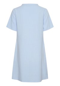 Himmelblaues knielanges Kleid mit kurzen Ärmeln, von hinten gezeigt.